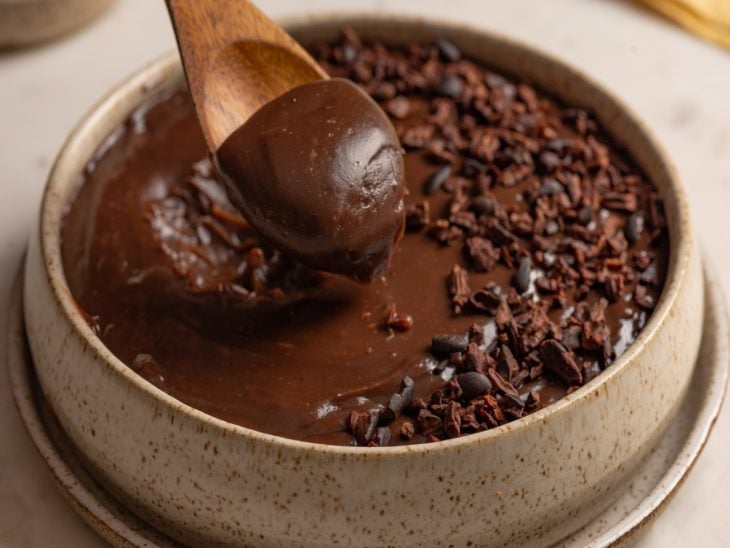 Brigadeiro pronto para consumo. Colher com uma porção de brigadeiro em evidência.