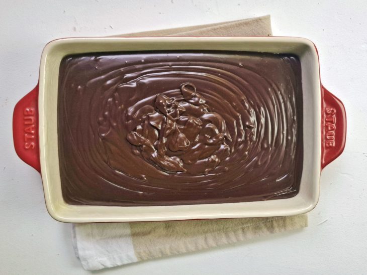 Brigadeiro pronto em uma travessa.