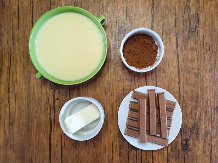 ingredientes reunidos para o preparo do brigadeiro de kit Kat