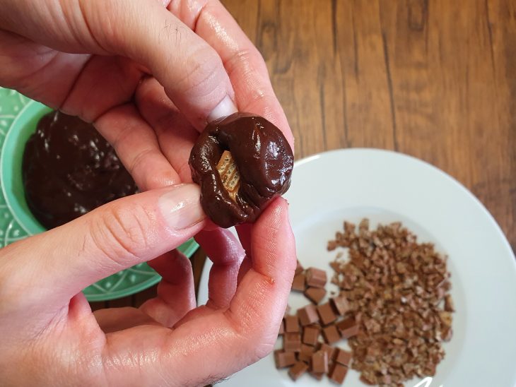 o brigadeiro é feito em torno dos cubinhos de kit Kat