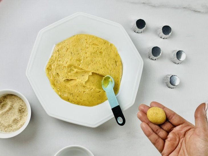 Porção de brigadeiro em processo de modelar.