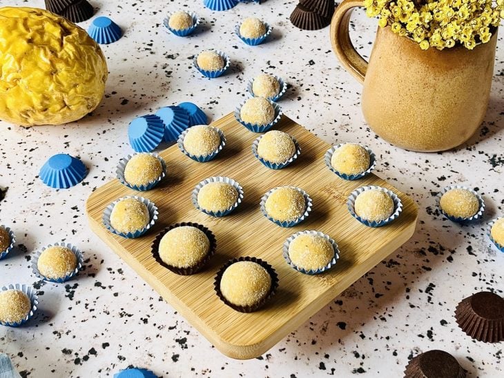 Brigadeiros de maracujá prontos para servir.