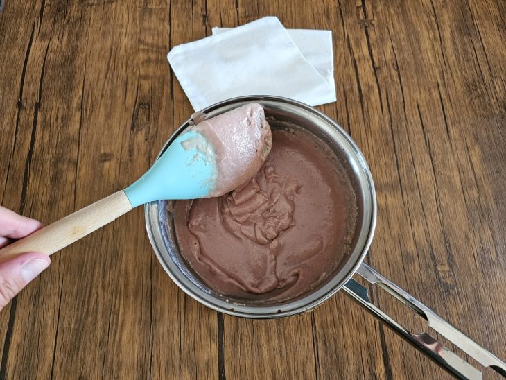 Uma panela com a mistura do brigadeiro de morango após cozinhar.