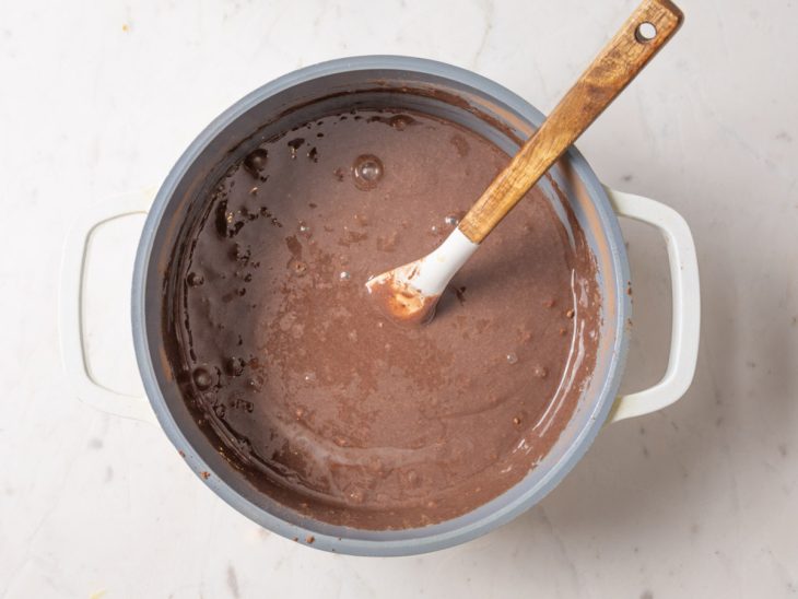 Uma panela com a mistura dos ingredientes do brigadeiro.