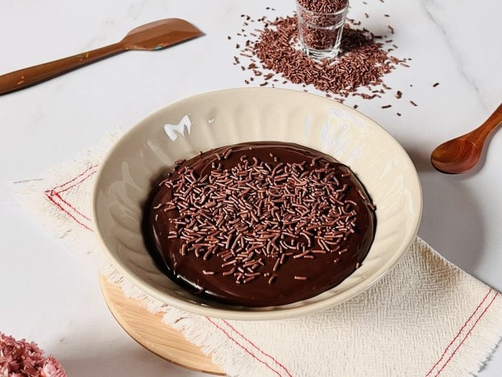 Brigadeiro rápido pronto para servir e finalizado com granulados.