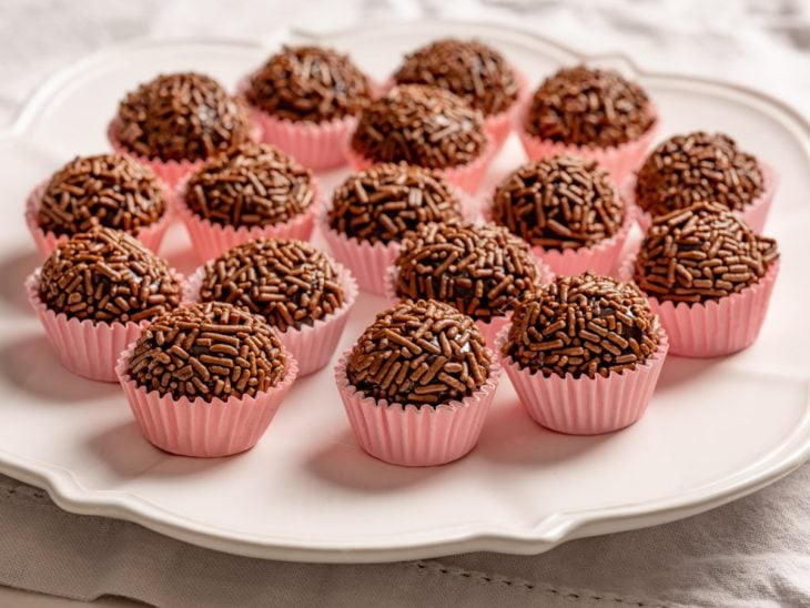 Brigadeiro simples pronto para servir.