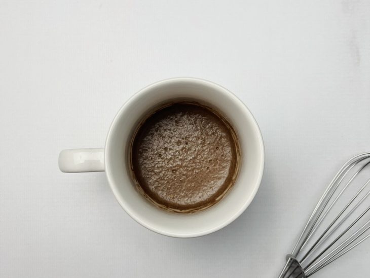 Caneca com leite e chocolate em pó.