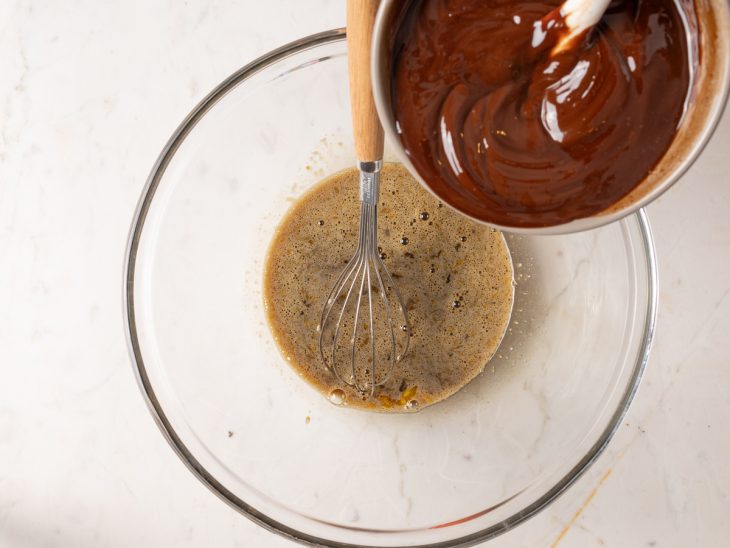 Tigela com a mistura do creme de açúcar e o chocolate.