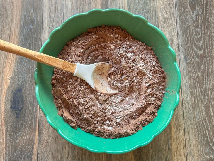 Tigela com chocolate em pó e farinha de trigo misturados.