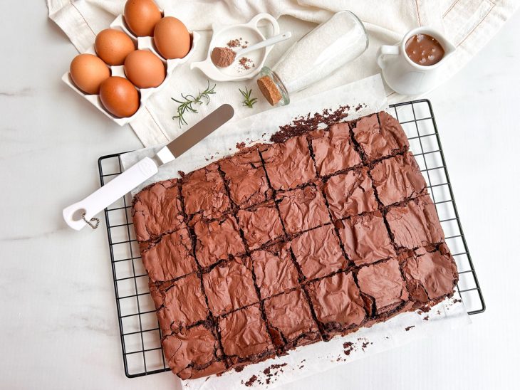 Brownie pronto para consumo cortado em quadradinhos.