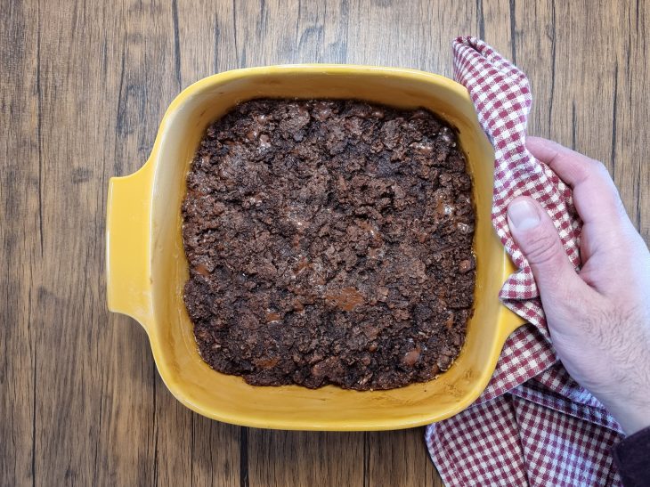 brownie fit retirado do forno, esperando esfriar