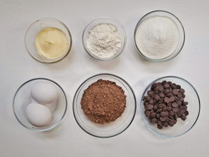 Ingredientes para o brownie reunidos