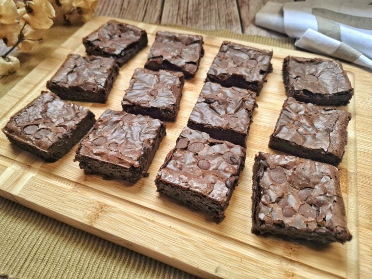 Brownie na airfyer servido e cortado em 12 pedaços.