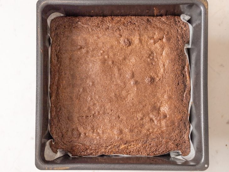 Forma com brownie recheado após assar.