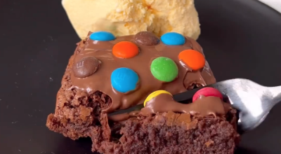 Brownie recheado com Nutella e M&Ms