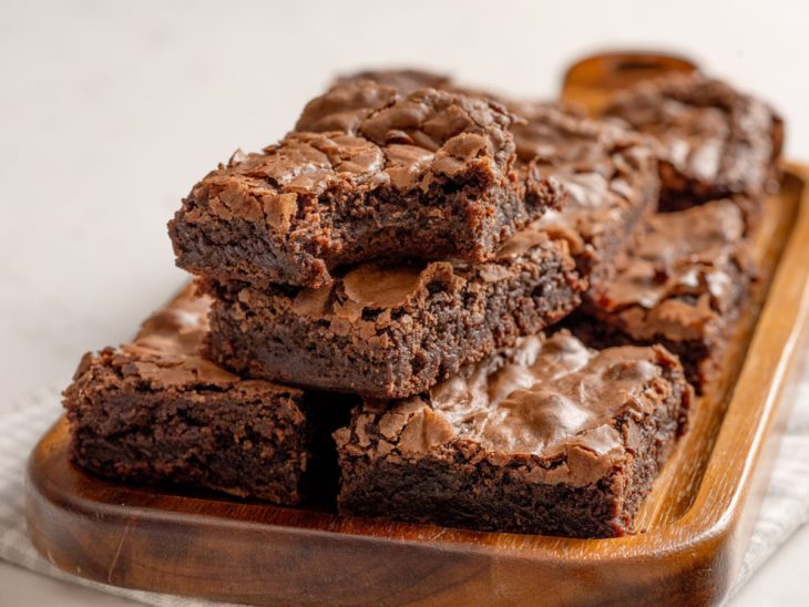 brownie simples com casquinha cortado em fatias