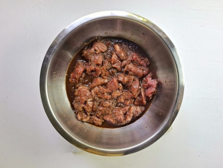 recipiente com carne picada marinada em temperos