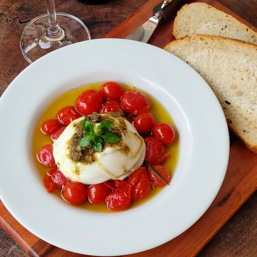 Burrata com tomate confit e pesto