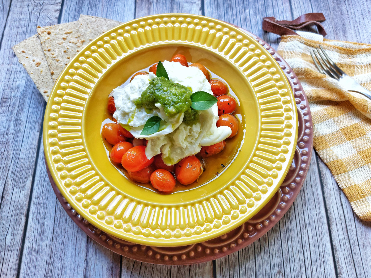 Burrata com tomate confit e pesto