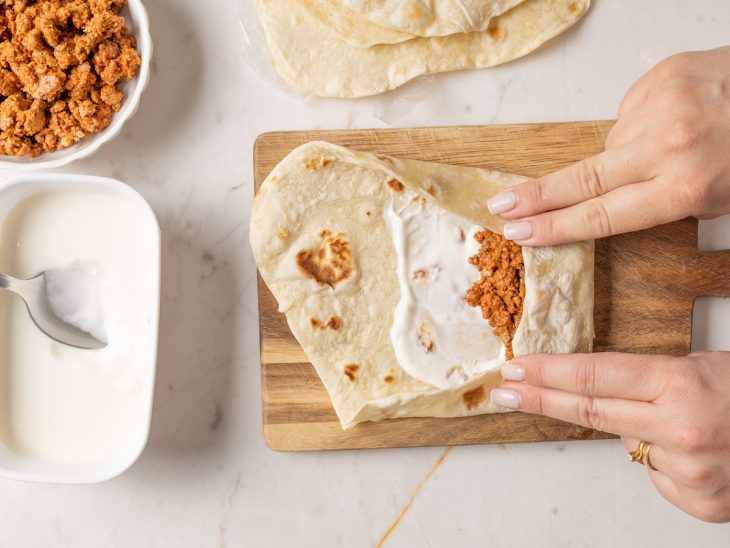 Burrito sendo fechado sobre uma tábua