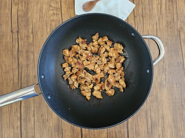 frigideira com cubinhos de frango