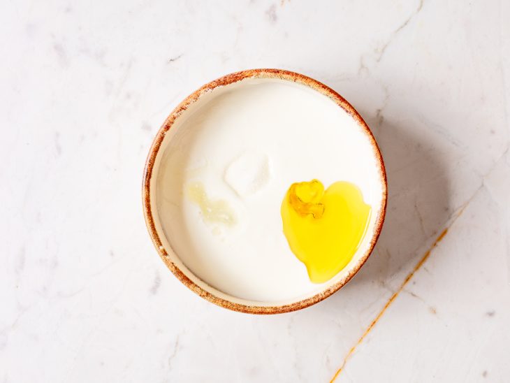 Potinho com iogurte e suco de limão para o creme azedo.