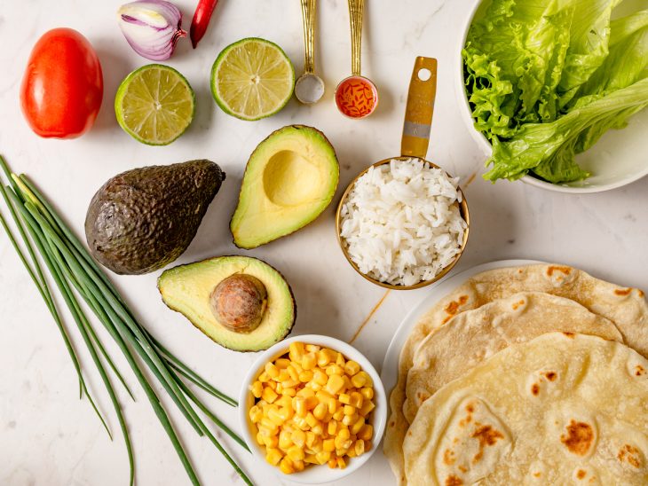 ingredientes reunidos para fazer burrito vegetariano