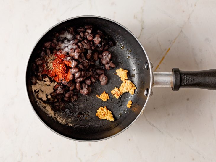 pasta de feijão com temperos na panela