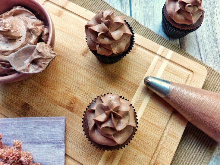 Cupcakes decorados com buttercream de chocolate.