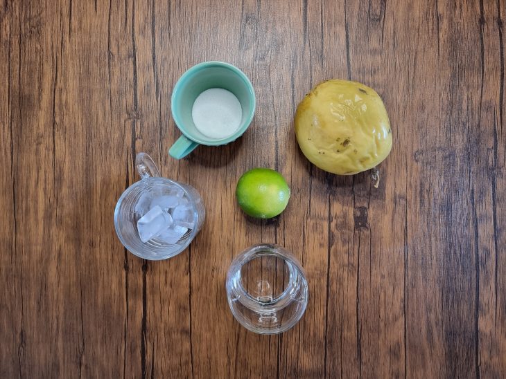 Ingredientes reunidos para a caipirinha de limão com maracujá