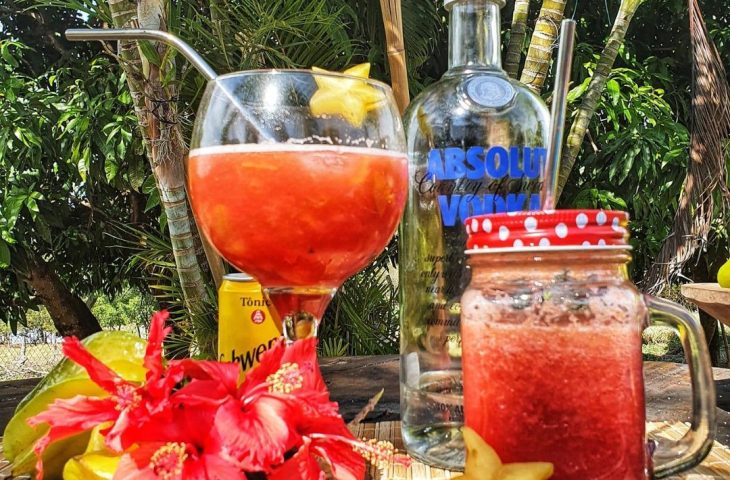 Caipiroska de framboesa com carambola