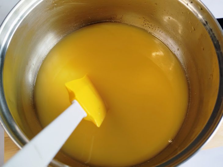 Uma tigela com suco de laranja, açúcar e amido de milho.