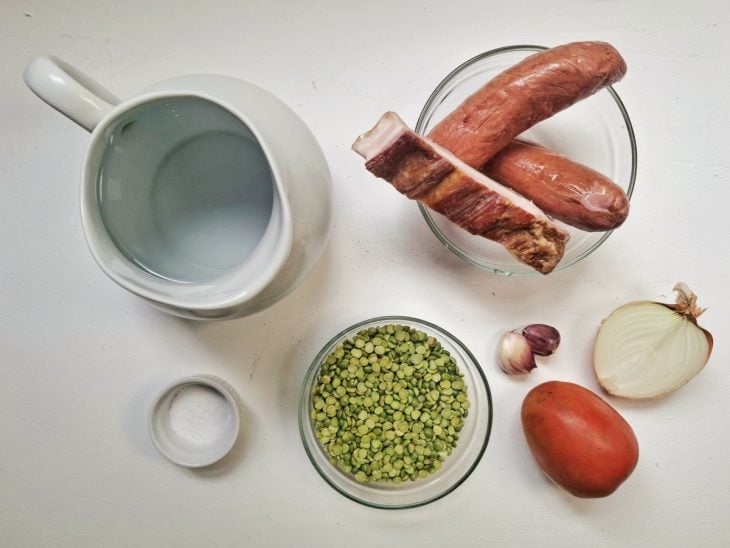 ingredientes reunidos para fazer caldo de ervilha