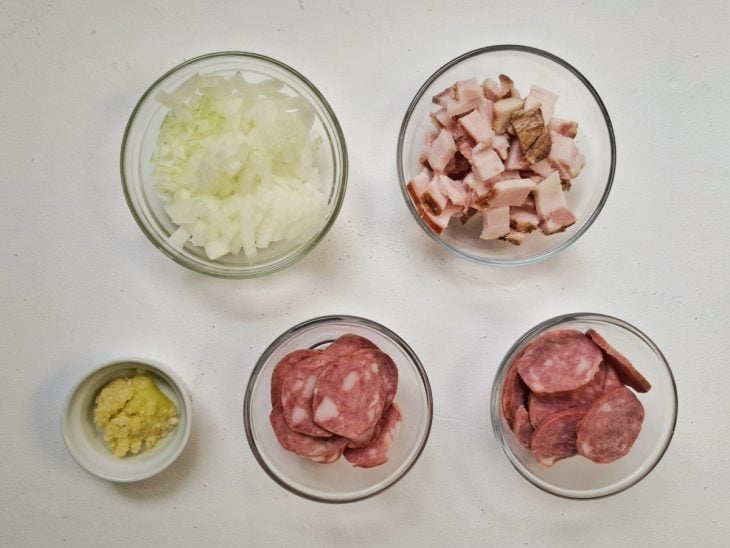 ingredientes picados para fazer caldo de ervilha