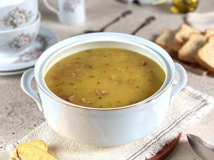 Caldo de mandioquinha pronto para servir.