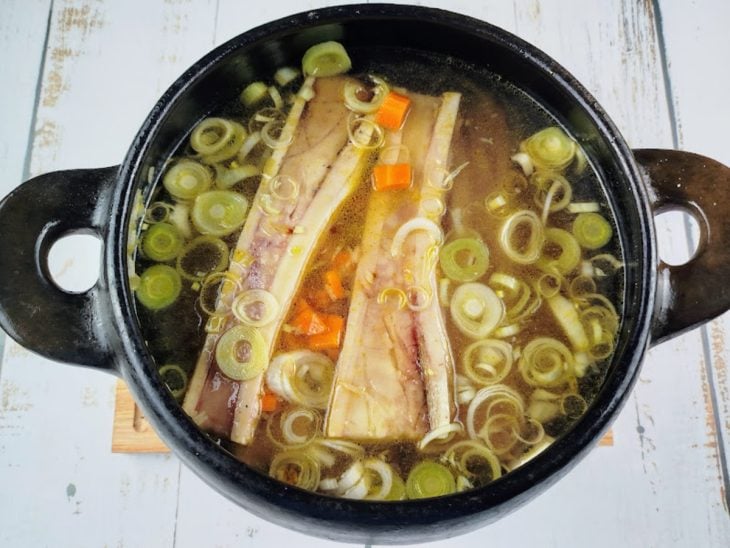 caldo de ossos cozinhando na panela