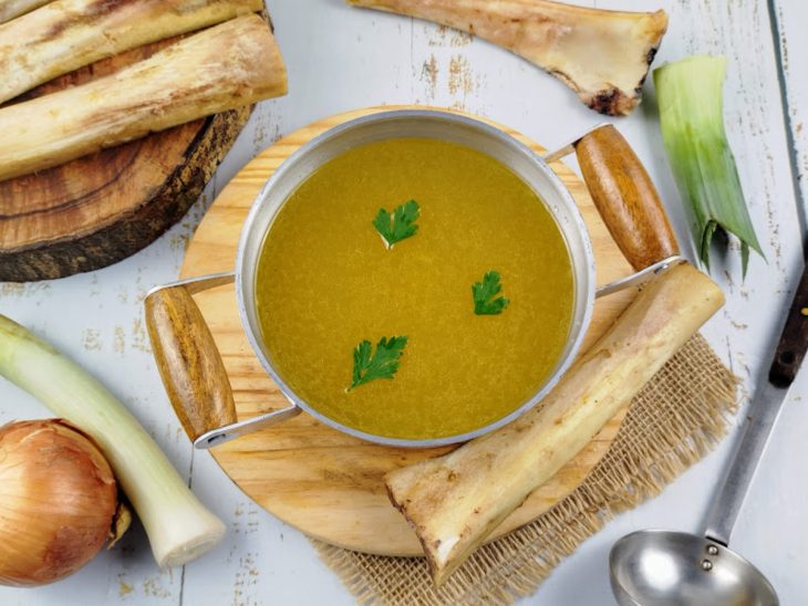 panela com caldo de osso pronto