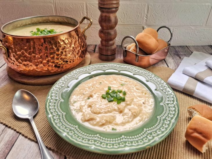 Caldo de pinto atolado em um prato decorado com salsinha.