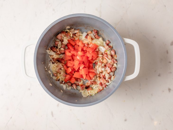 Panela com tomate, cebola, alho e bacon