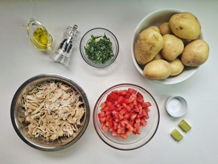 ingredientes reunidos para fazer caldo de pinto com batata