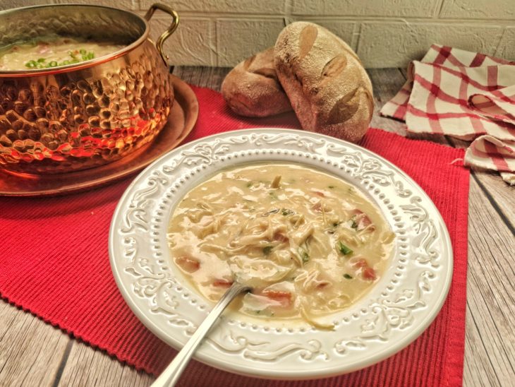 caldo de pinto com batata servido em um prato