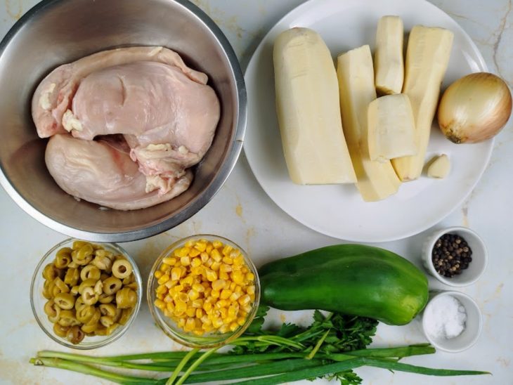 Ingredientes do caldo de pinto mineiro reunidos em uma bancada