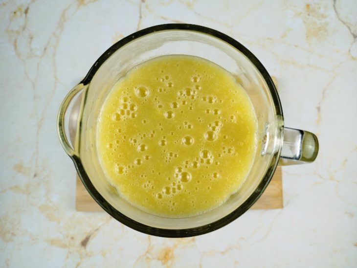 Caldo do cozimento do frango e mandioca batidos em um liquidificador sobre uma tábua