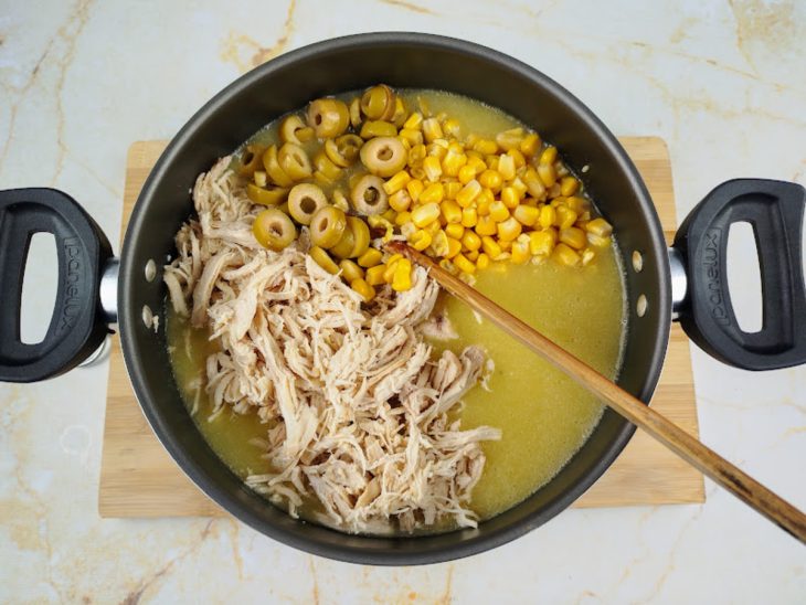 Caldo batido com milho, frango e azeitona adicionados