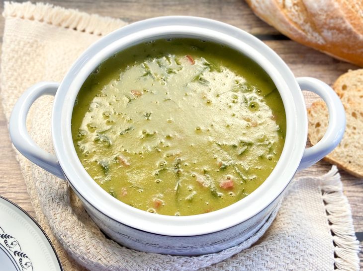 Uma panela contendo caldo verde com batata.