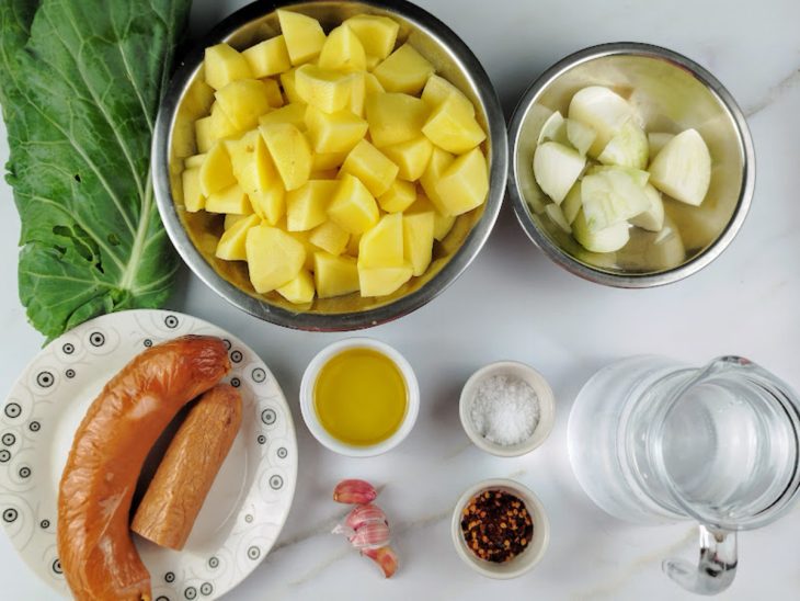 Ingredientes para a receita de caldo verde.