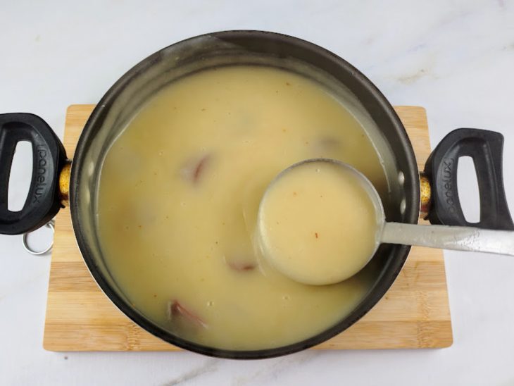 Caldo adicionado na panela em que as linguiças foram fritas.