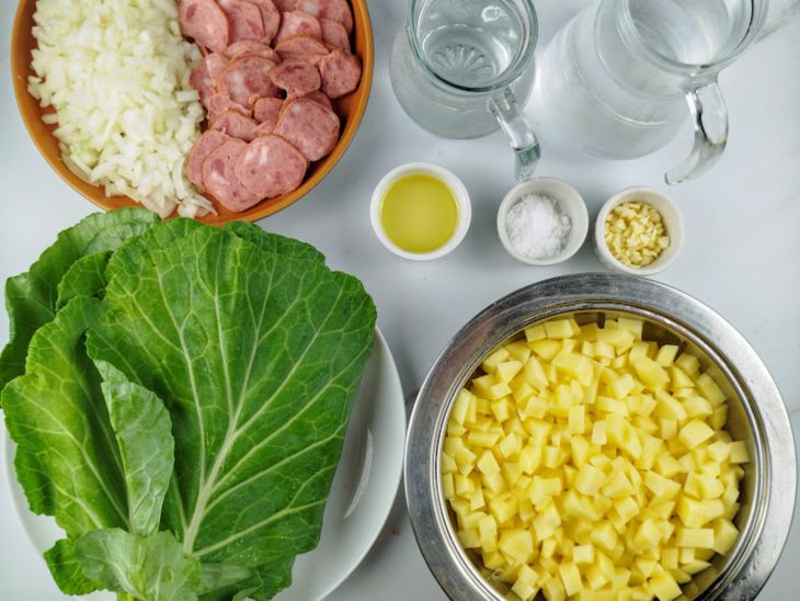 ingredientes reunidos para fazer caldo verde