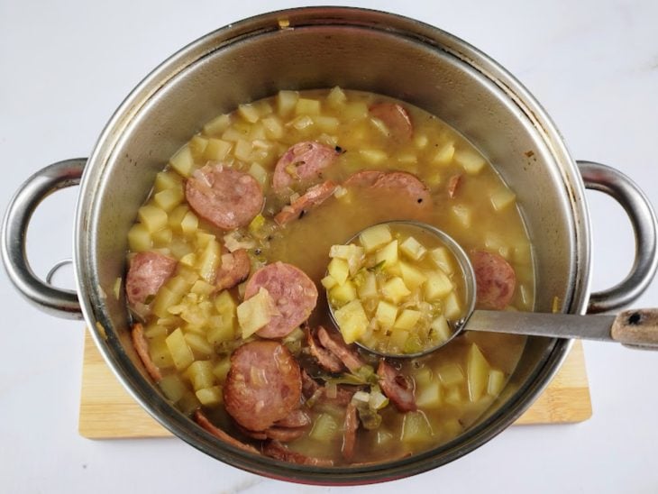 batatas e paio cozinhando na panela