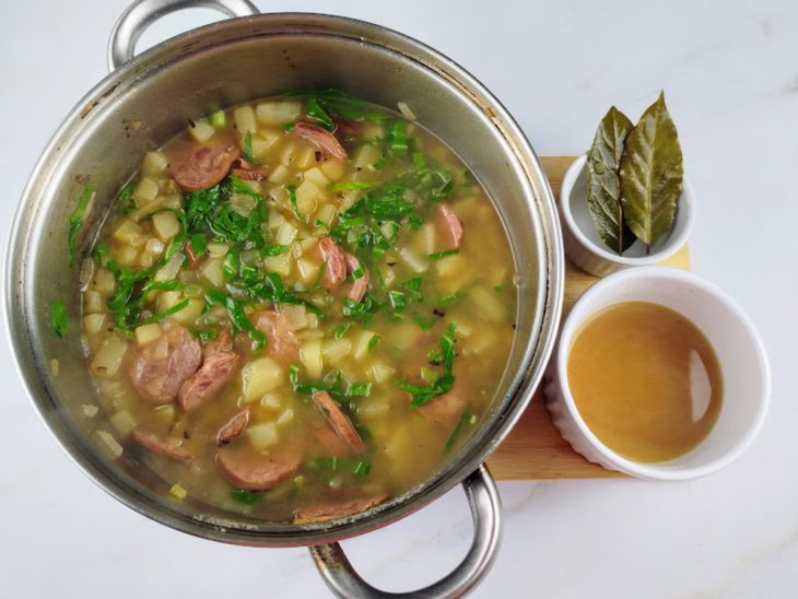 caldo verde cozinhando na panela